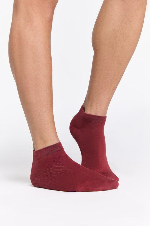 Elegant organic cotton socks showcasing a fine elastane cuff, designed for maximum comfort and style.