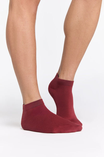 Elegant organic cotton socks showcasing a fine elastane cuff, designed for maximum comfort and style.
