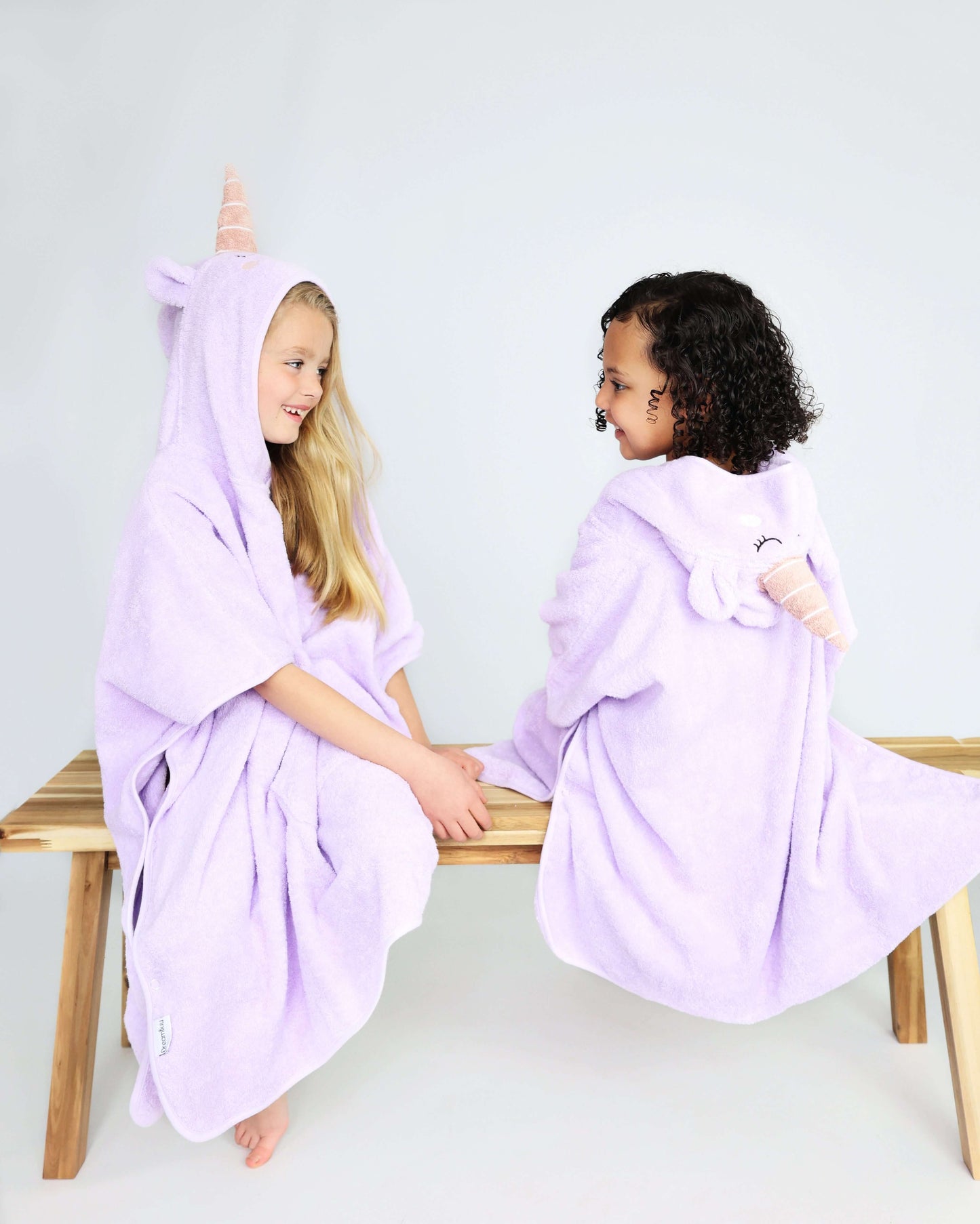 Luxury Kids Towel Poncho by DreamBuy with Frog Design, perfect for ages 2-13, made of ultra-soft 100% combed cotton.