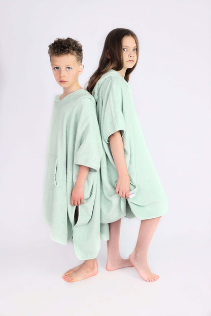 DreamBuy luxury cotton hooded towel with playful frog design, perfect for children aged 2-13 years, featuring exceptional quality and practicality for swimming and beach trips.