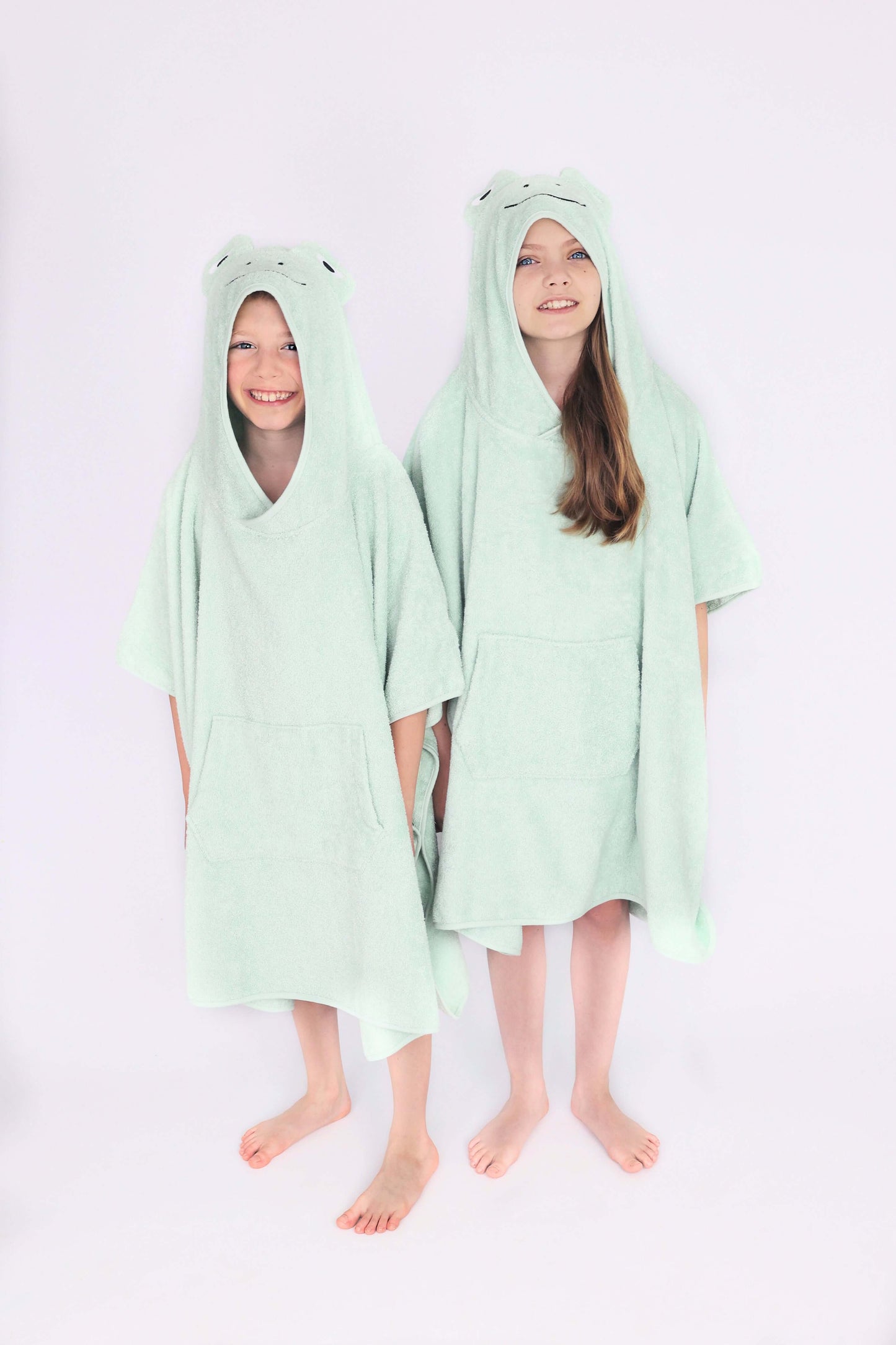 Luxury children's hooded towel wrap in frog design made from 100% cotton by DreamBuy, ideal for kids aged 2-13, ultra-soft and durable for bath or beach use.