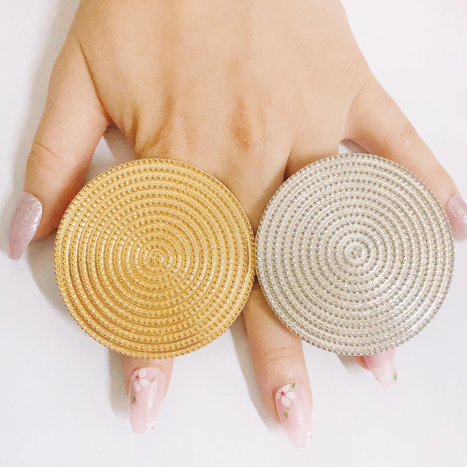 Chic assortment of women's gold rings, crafted from durable zinc alloy, combining elegance and modern style for any jewelry lover.