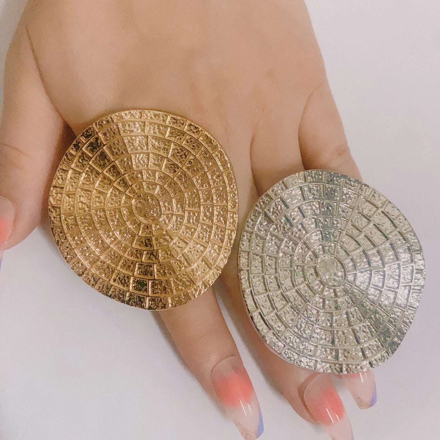 Trendy adjustable gold rings in a luxurious design, ideal for fashionable women looking to make a statement.