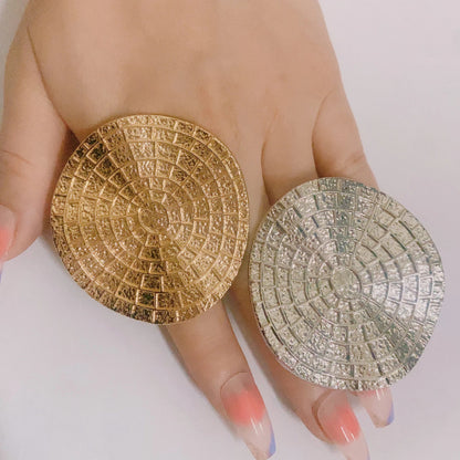 Trendy adjustable gold rings in a luxurious design, ideal for fashionable women looking to make a statement.