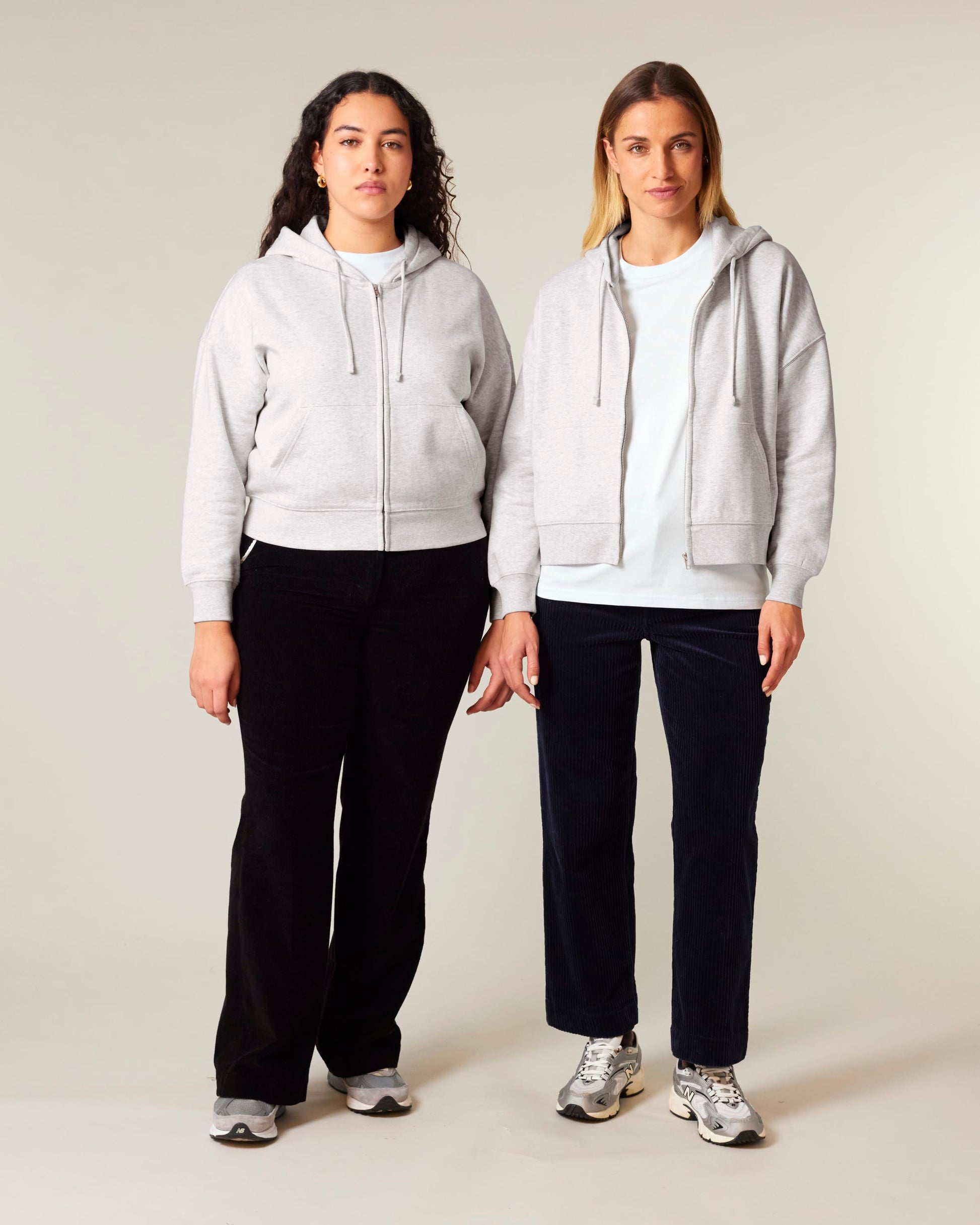 Fashionable details of the zipped hoodie, perfect for both casual and elevated looks, emphasizing its chic design.