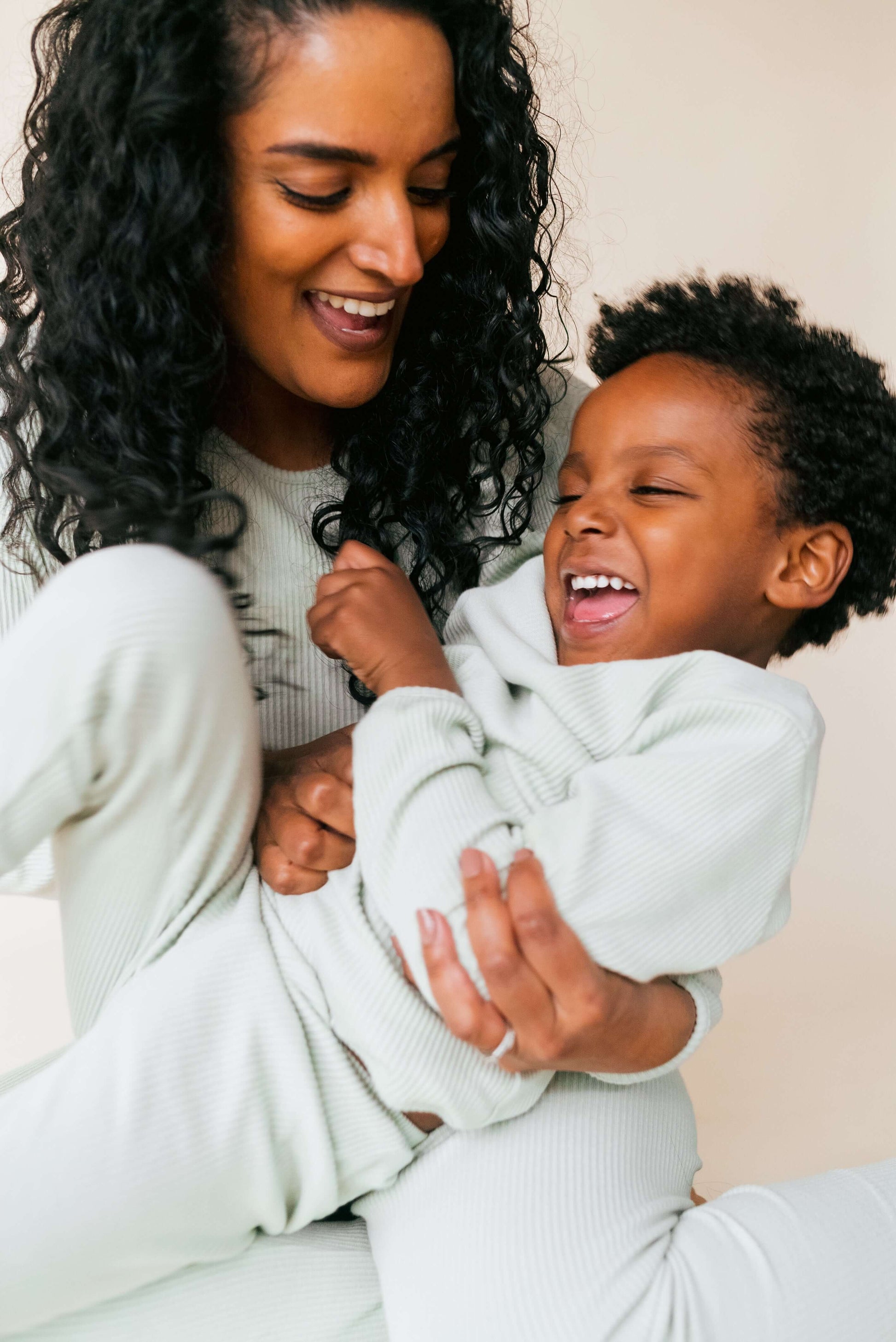 Chic long-sleeved sage nightwear for the whole family from DreamBuy, designed in a minimalist aesthetic for cosy evenings.