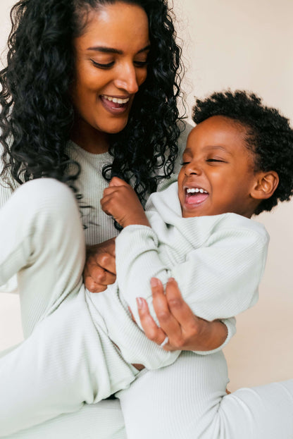 Chic long-sleeved sage nightwear for the whole family from DreamBuy, designed in a minimalist aesthetic for cosy evenings.