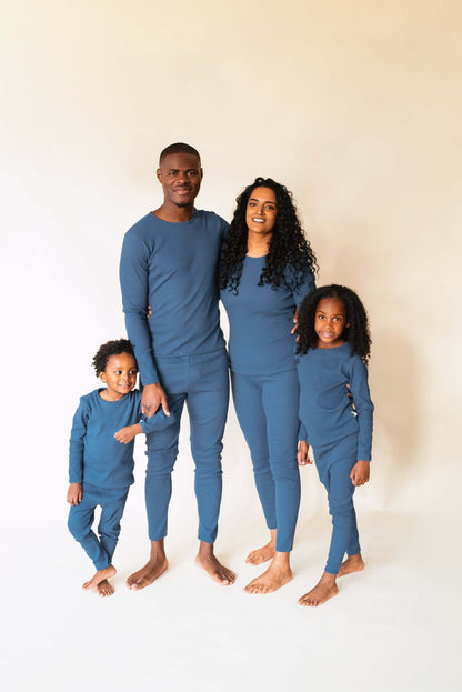 Elegant Midnight Blue Pyjama set details by DreamBuy, featuring a lightweight ribbed material ideal for sensitive skin.