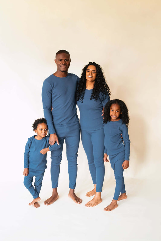 Elegant Midnight Blue Pyjama set details by DreamBuy, featuring a lightweight ribbed material ideal for sensitive skin.