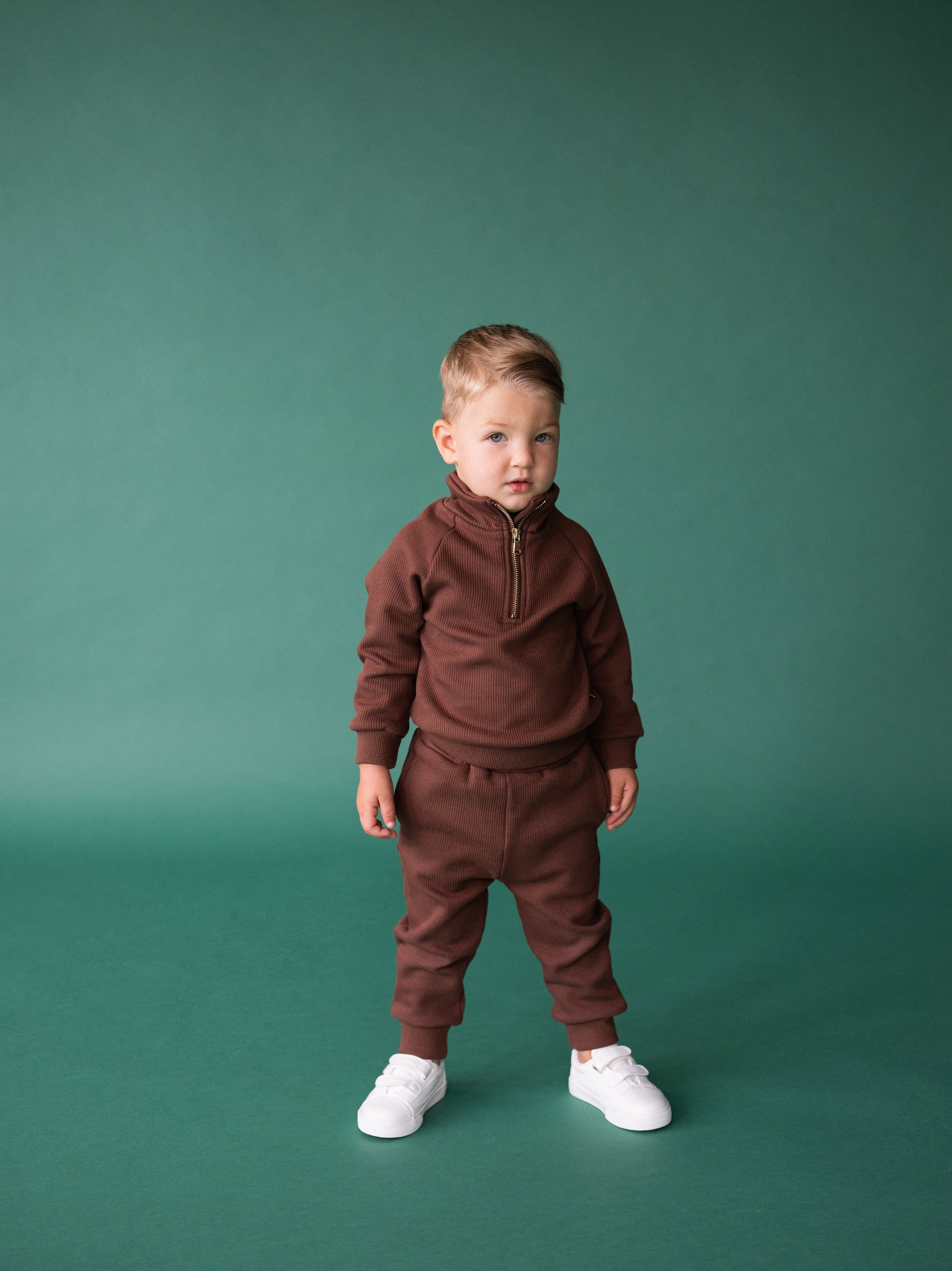 Chic and versatile DreamBuy fleece tracksuit for kids, suitable for casual wear and athletic activities, ages 1-10, in a rich walnut hue.