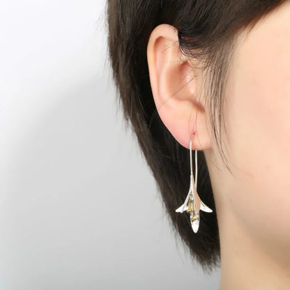 Stylish silver drop earrings with a vintage floral motif, crafted from high-quality zinc alloy for the modern woman.