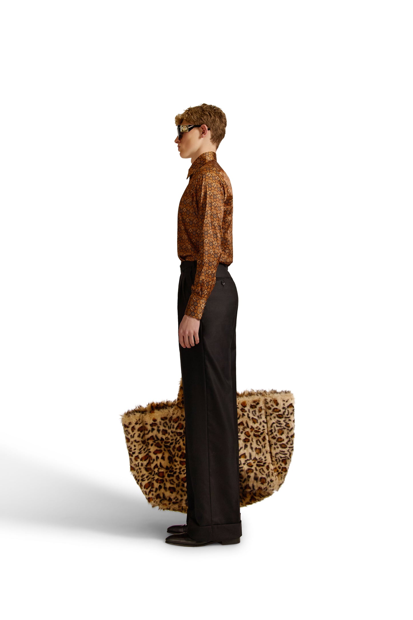 Stylish curved hem of a sophisticated woven fabric shirt, made with a blend of polyester and Lycra, exemplifying Italian luxury fashion.