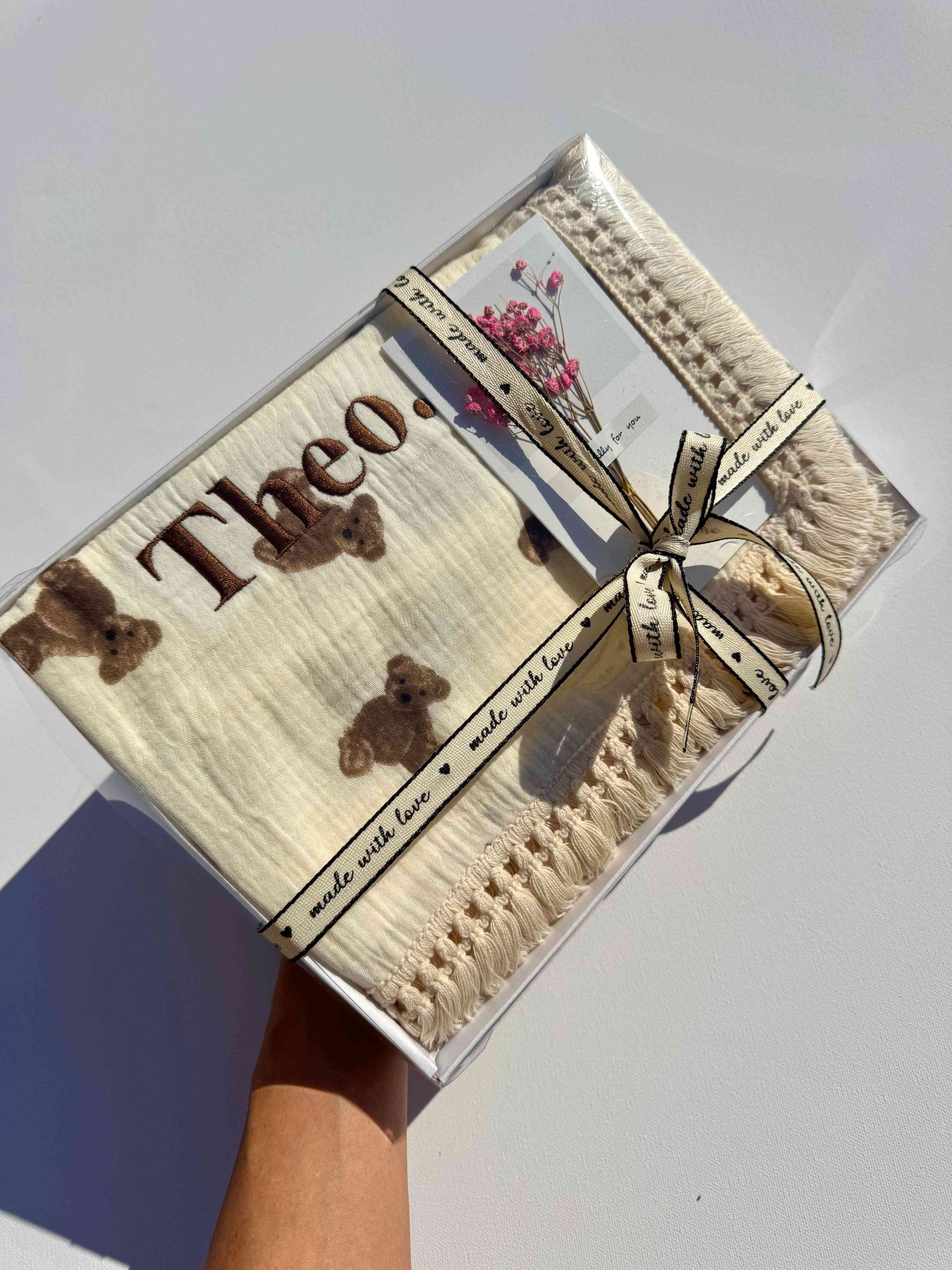 Luxurious personalized 100% cotton muslin blanket for babies by DreamBuy, featuring custom embroidery, perfect for newborns as a keepsake gift, ideal for baby showers and special occasions.