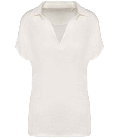 Close-up of the luxurious 100% linen texture and V-shaped collar of the women's polo shirt, highlighting its elegance.