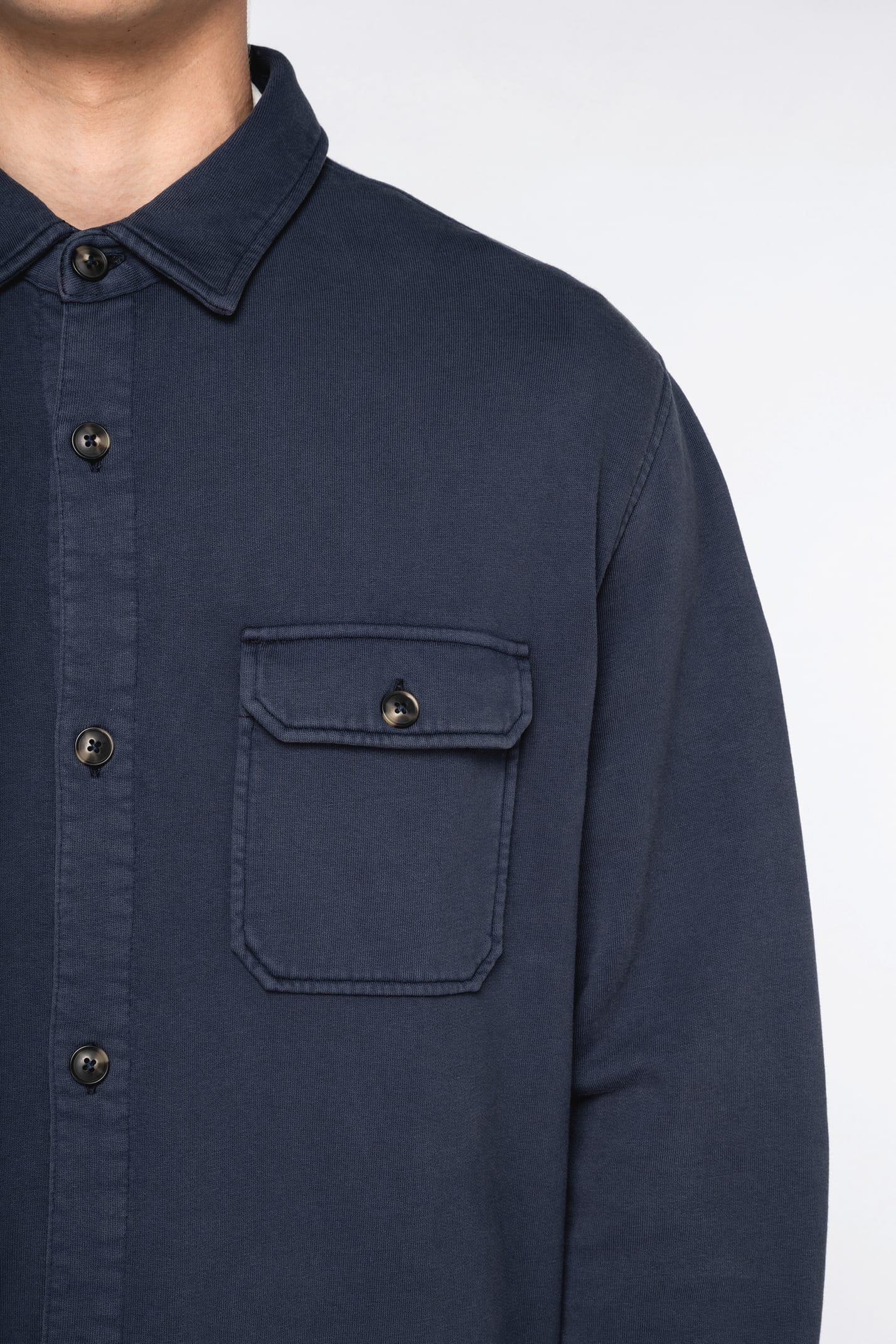 Men's luxurious organic cotton overshirt in a faded finish, perfect for a refined yet casual look, combining comfort and elegance.