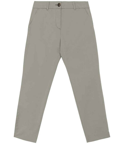 Stylish minimalist straight fit of luxurious organic cotton 7/8 chino trousers, perfect for sophisticated women's fashion.