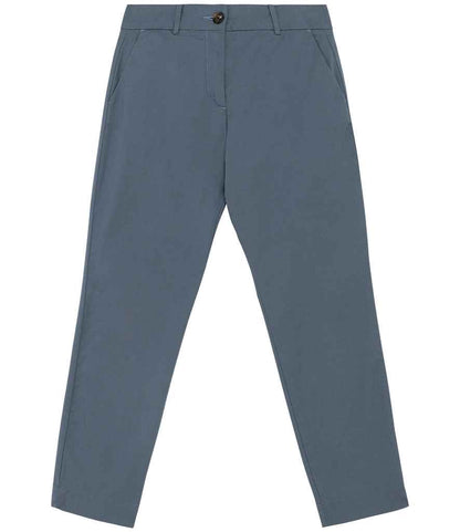 Elegant ladies 7/8 chino trousers in organic cotton, featuring a tailored straight fit ideal for chic casual wear.