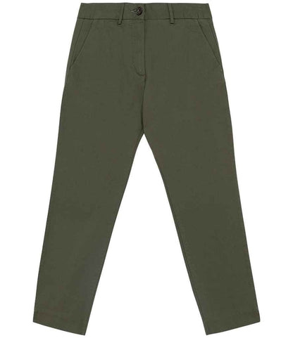 Luxurious organic cotton ladies 7/8 chino trousers featuring a minimalist straight fit, perfect for elegant casual wear.