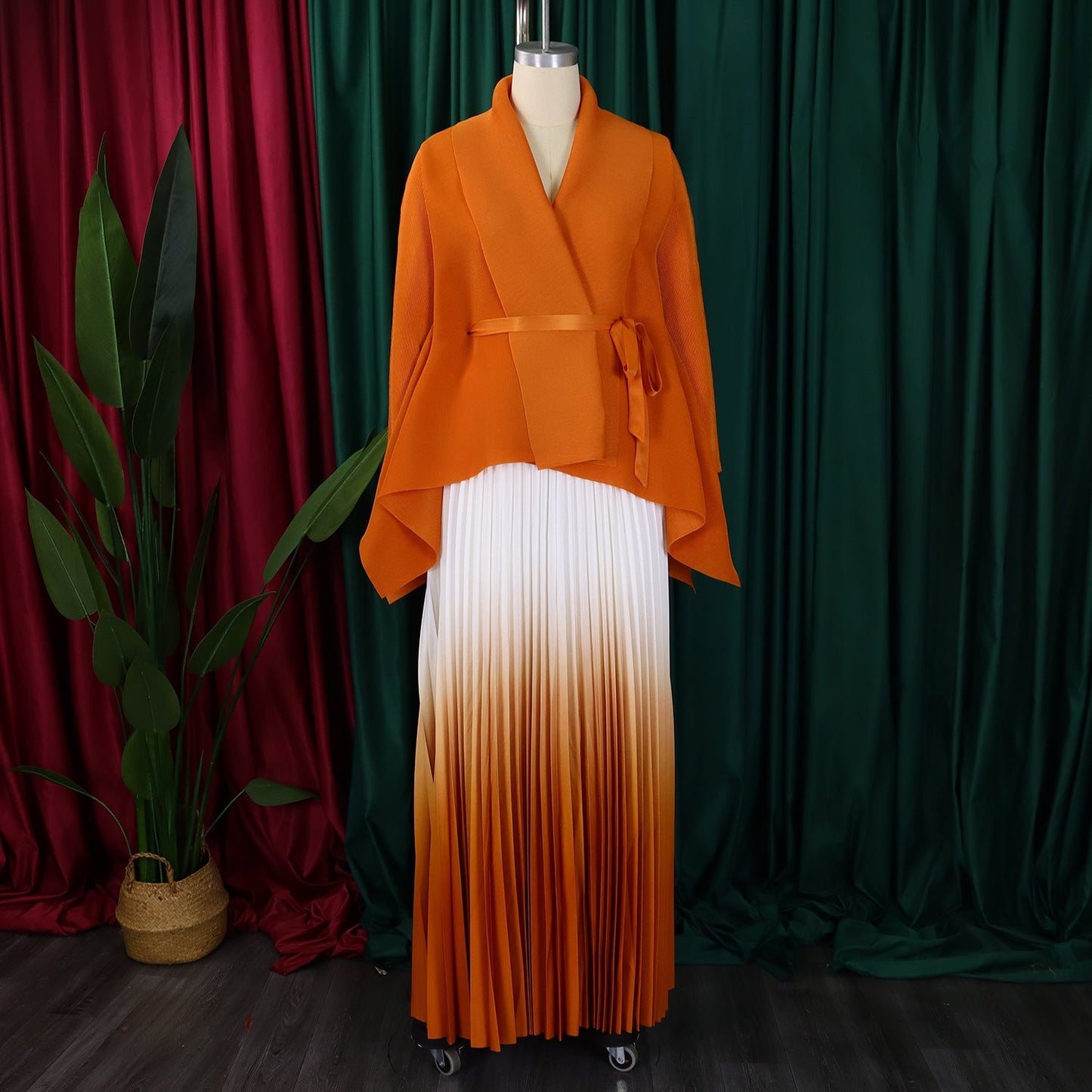 Fashion-forward CM.YAYA women's outfit featuring a soft knitted fabric, perfect for layering in cooler seasons, elegantly styled for sophisticated outings.