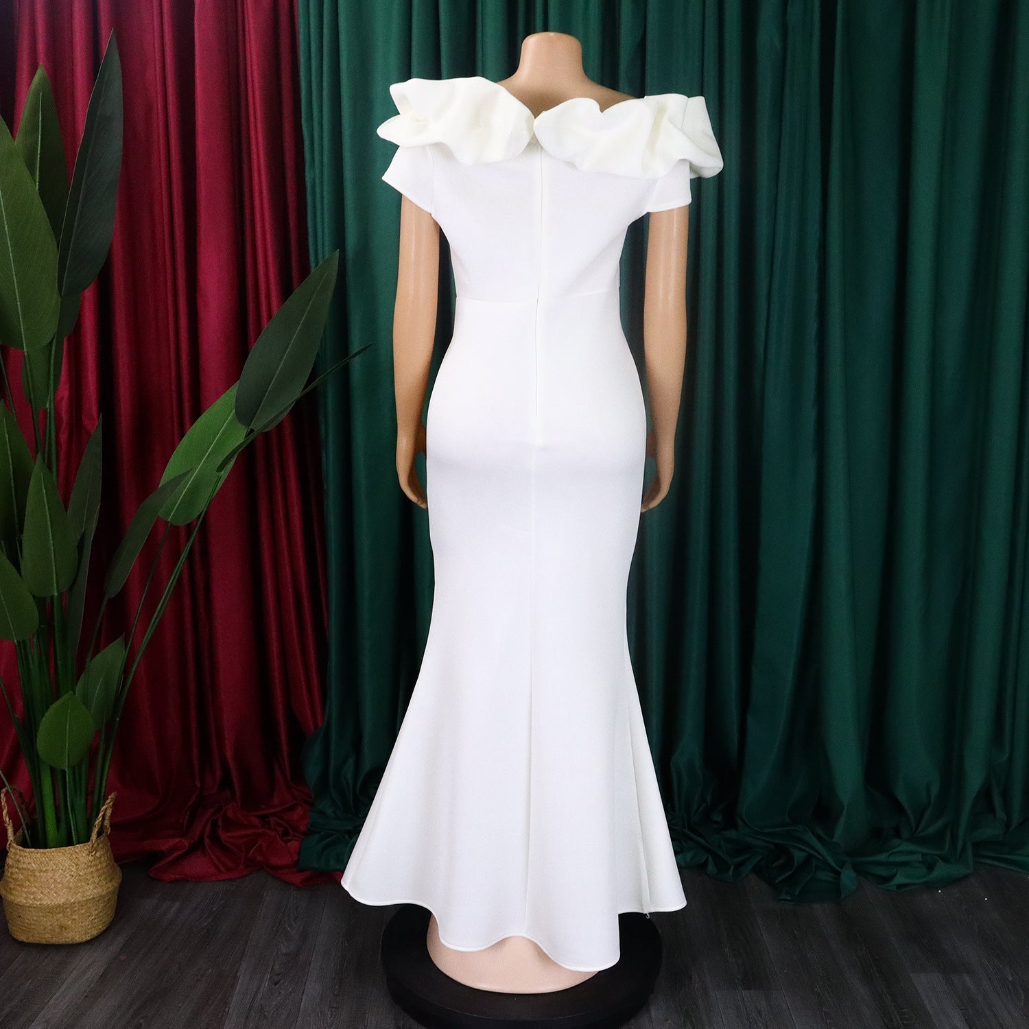 Elegant off-shoulder mermaid evening dress in a luxurious polyester fabric, showcasing a slim bodycon silhouette and floor-length design, perfect for formal occasions.