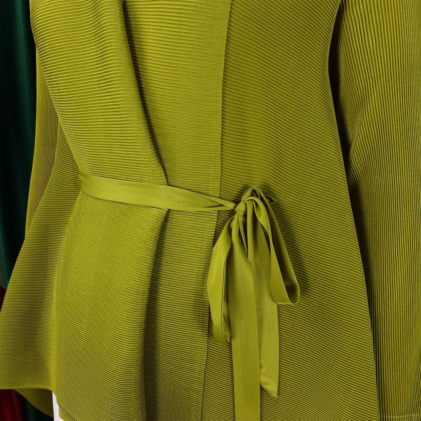 Detailed view of the pleated long skirt in the CM.YAYA women's outfit, made from high-quality knitted spandex and polyester, ideal for sophisticated autumn/winter wear.