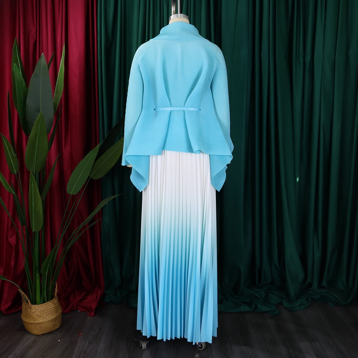 Elegant CM.YAYA pleated long skirt with a modern design, effortlessly paired with the gradient blouse for an upscale look.