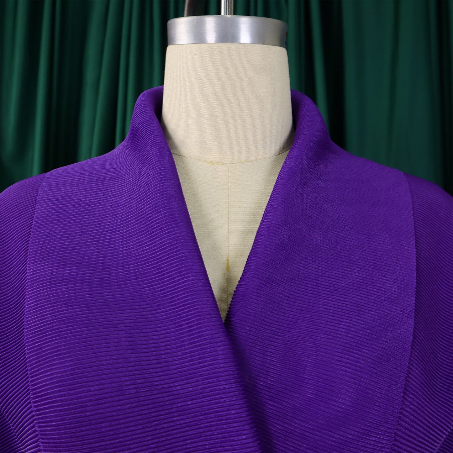 Fashion-forward CM.YAYA women's gradient blouse and pleated skirt combination, perfect for sophisticated dressing during the autumn and winter seasons.