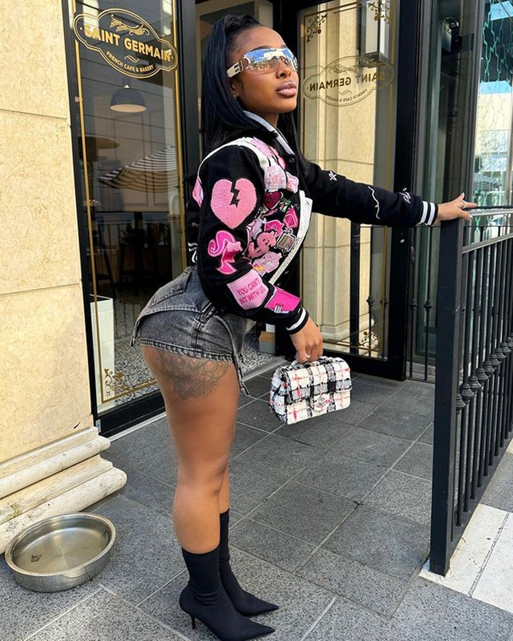 Elegant display of CM.YAYA Women's jeans on model, showcasing the flattering silhouette and chic mid-rise fit for contemporary fashionistas.