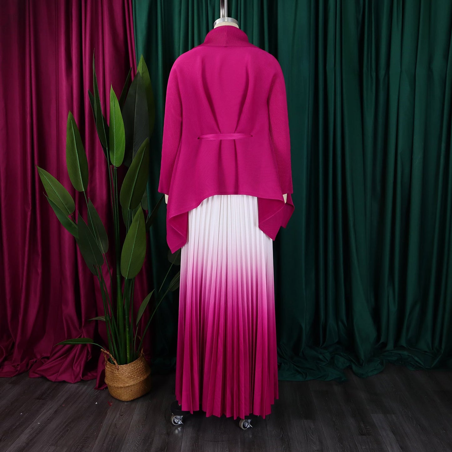 Sophisticated CM.YAYA Women's Autumn/Winter Gradient Outfit, featuring an exquisite combination of spandex and polyester for comfort and style.