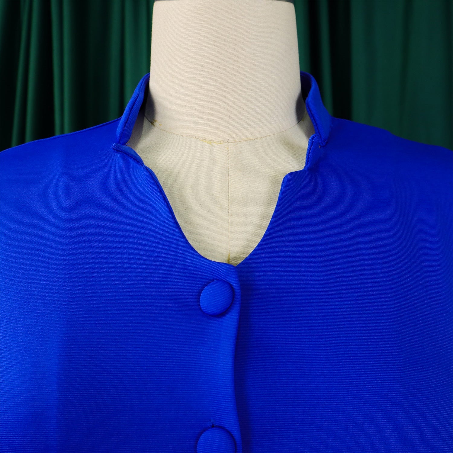 Detail of the CM.YAYA Blazer showcasing luxurious button decoration and slim fit tailored design for a polished office look.