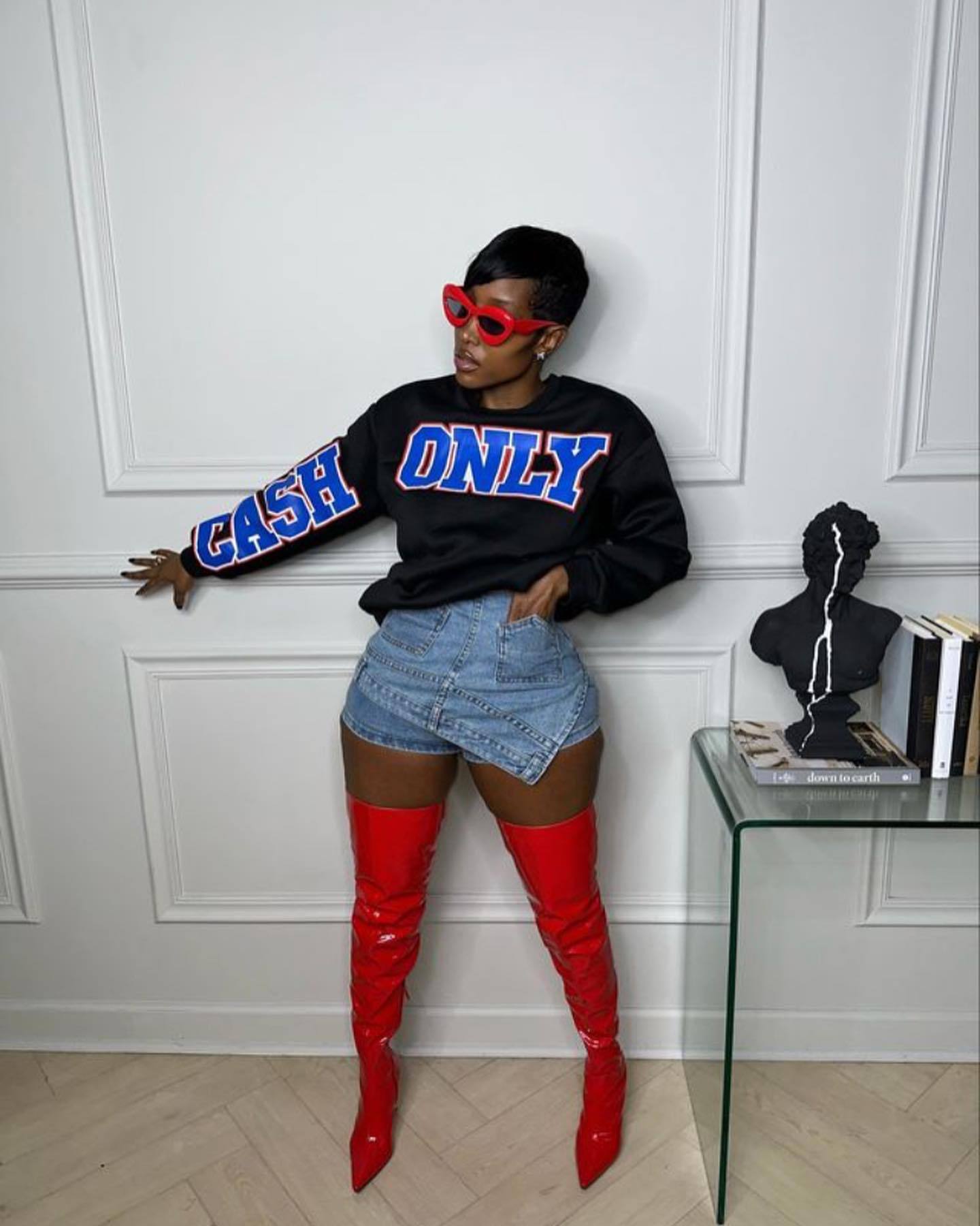 Side view of luxurious CM.YAYA High Street jeans, highlighting the flair and unique cutout design, ideal for stylish young women.