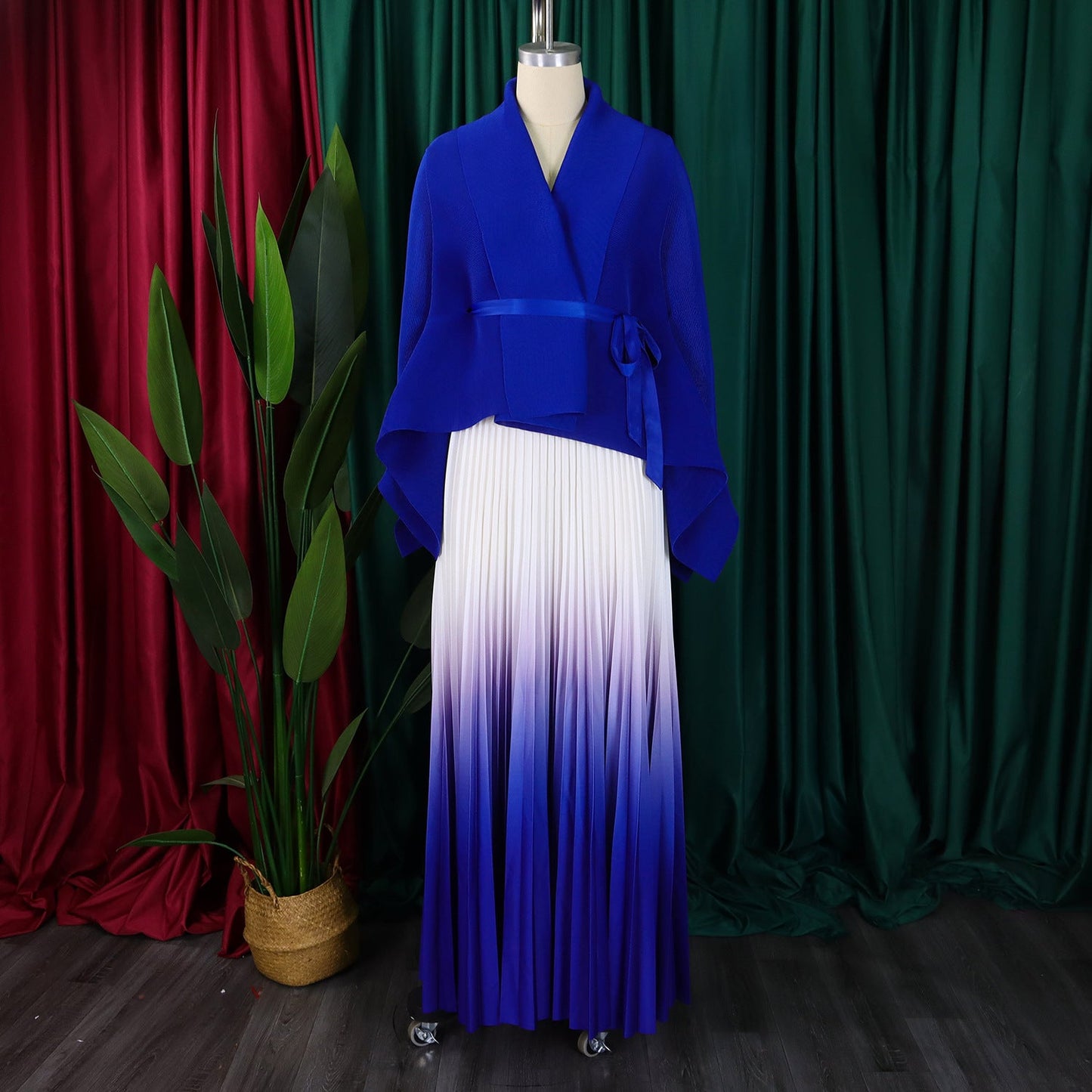Sophisticated pleated long skirt from CM.YAYA, designed for women, showcasing an exquisite gradient that enhances the autumn/winter aesthetic.
