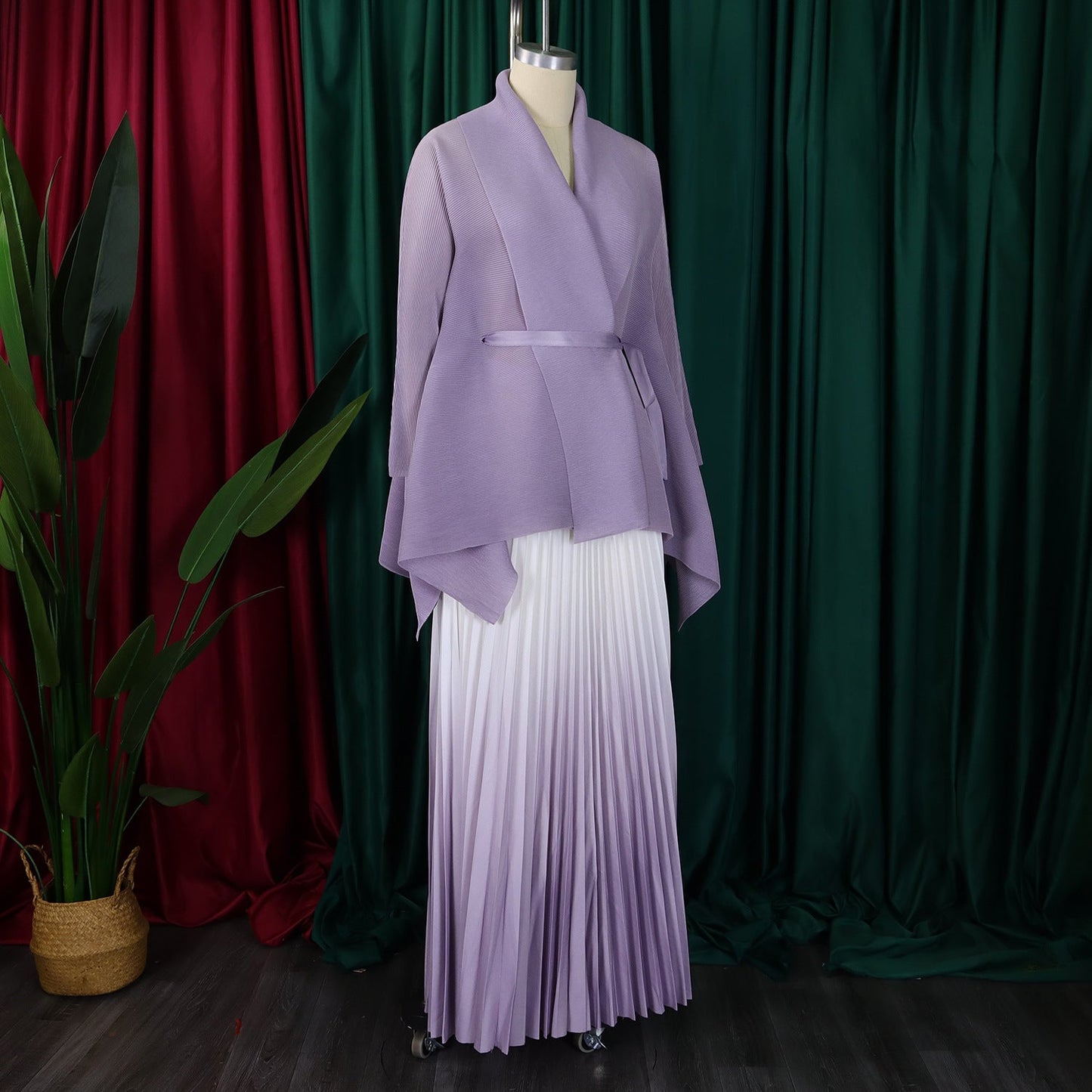 The pleated long skirt from the CM.YAYA two-piece set, elegantly flowing and perfectly layered for a chic autumn/winter look.