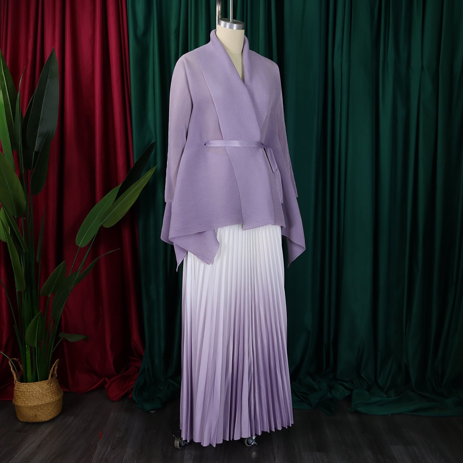The pleated long skirt from the CM.YAYA two-piece set, elegantly flowing and perfectly layered for a chic autumn/winter look.