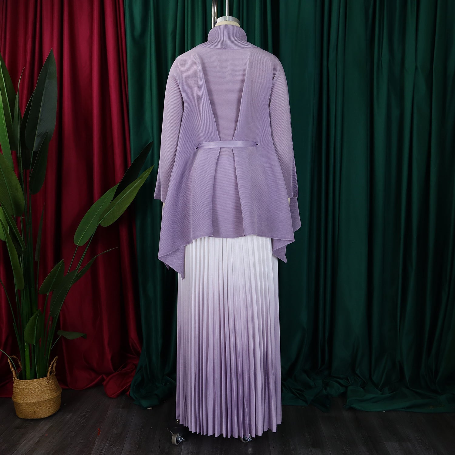 Stylish and comfortable batwing sleeves on the CM.YAYA blouse, designed to enhance elegance and create a timeless silhouette for any occasion.