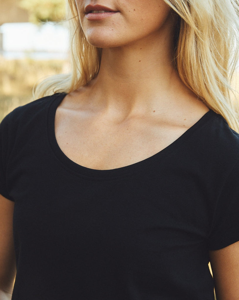 Versatile styling options for an organic Fairtrade t-shirt, illustrating various ways to layer or tuck for a polished yet comfortable fashion statement.