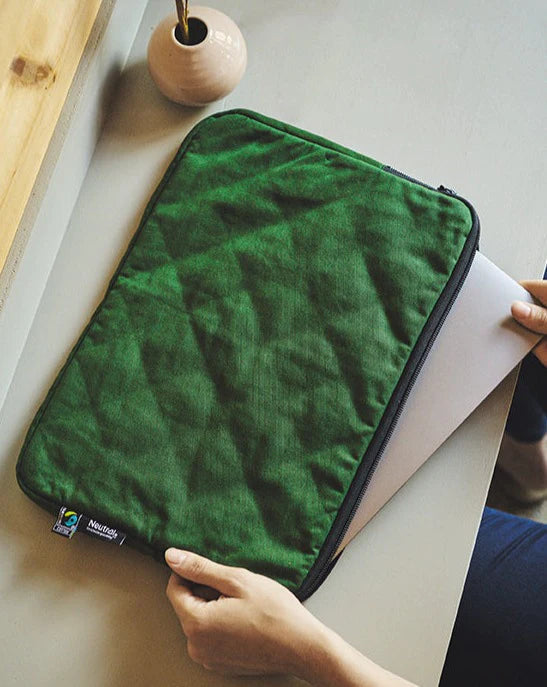 Luxury 15-inch organic cotton laptop bag in elegant design with double slider YKK zipper and durable padding for optimal protection.