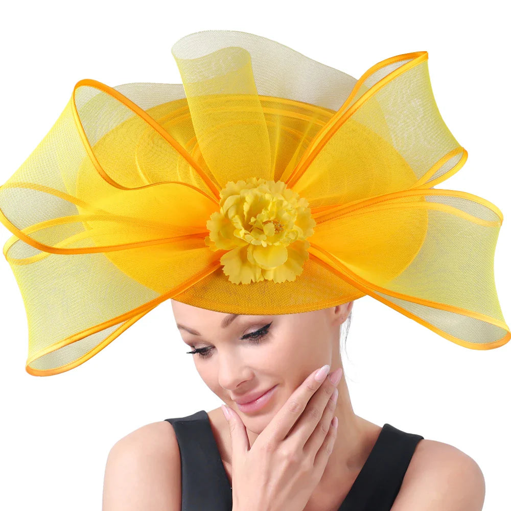 Chic women’s cocktail hat with a sophisticated floral accent, designed for elegant outings.