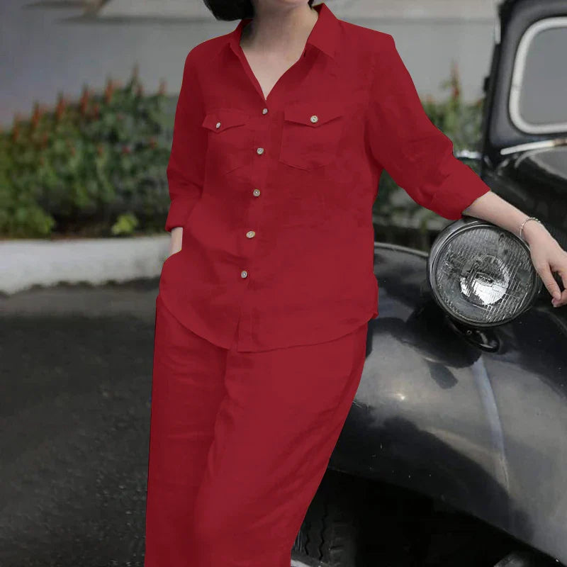 Versatile women's 2-piece suit in solid colours, ideal for office wear or evening events, embodying modern sophistication.