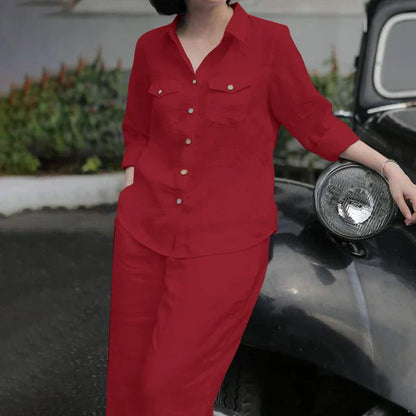 Versatile women's 2-piece suit in solid colours, ideal for office wear or evening events, embodying modern sophistication.