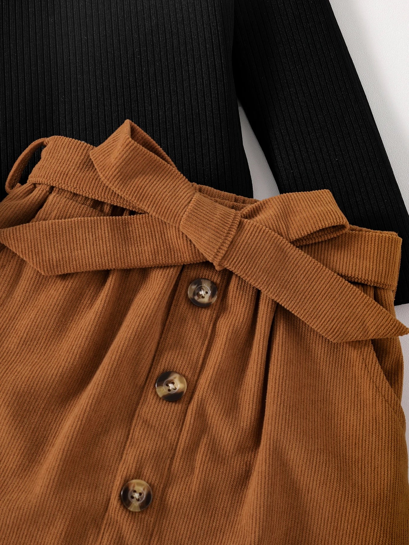 Stylish half skirt included in the girls' autumn fashion set, designed for ages 4-6, exhibiting a refined solid colour perfect for the season.