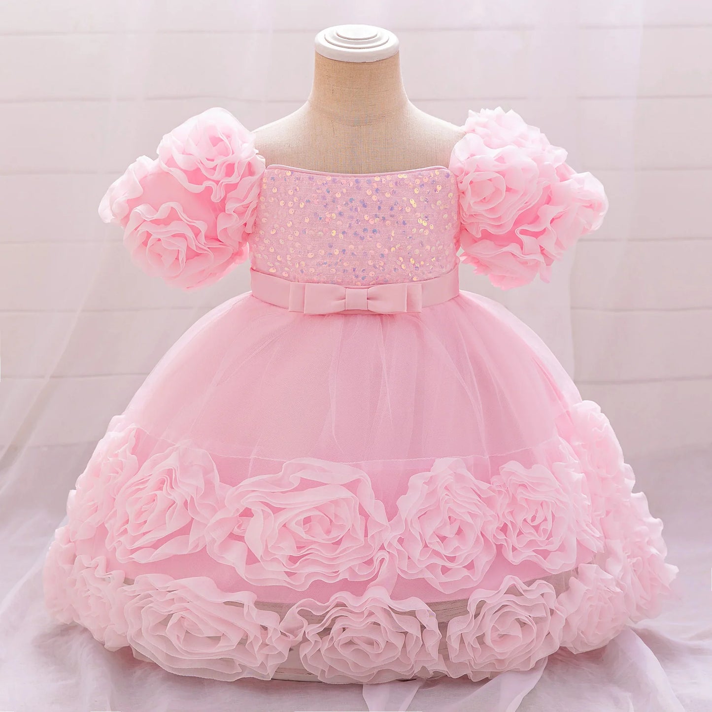 Stunning short-sleeved tulle gown for girls, showcasing a floral theme perfect for elegant soirées and family celebrations.
