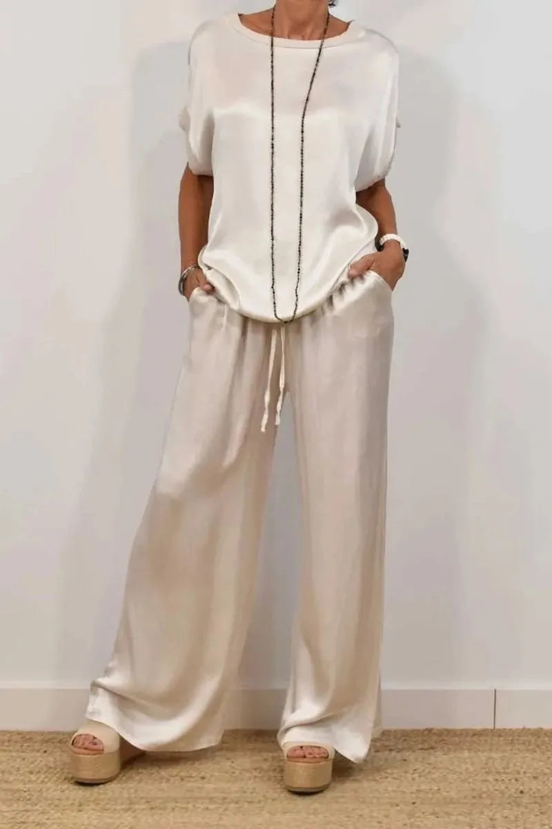 Wide leg pants featuring an elastic waistband, designed for a comfortable yet elegant silhouette, ideal for summer attire.