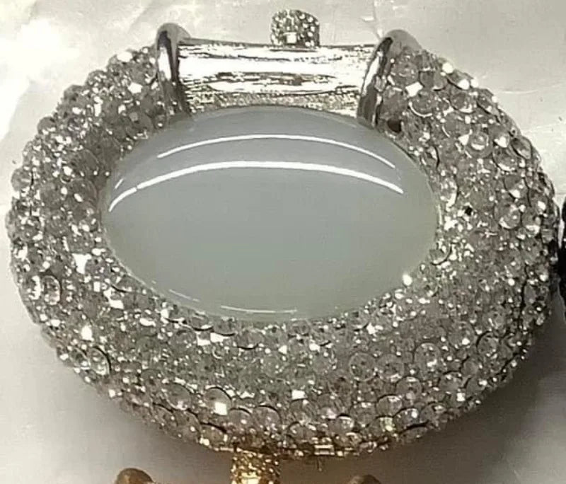 Fashion-forward luxury clutch with exquisite crystal detailing, ideal for upscale parties and glamorous occasions.