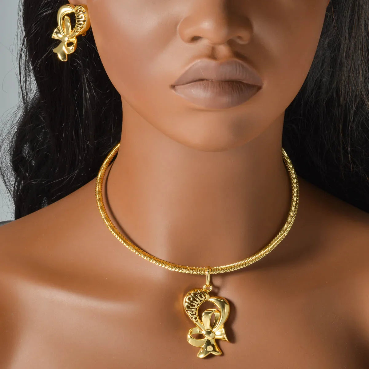 Elegant copper necklace featuring a hollow pendant design, perfect for brides at Dubai weddings.