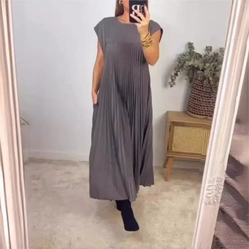 Elegant ladies' luxurious solid colour maxi dress featuring a loose fit, O-neck design, and sleeveless style, perfect for summer outings.