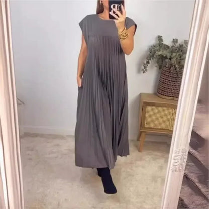 Elegant ladies' luxurious solid colour maxi dress featuring a loose fit, O-neck design, and sleeveless style, perfect for summer outings.