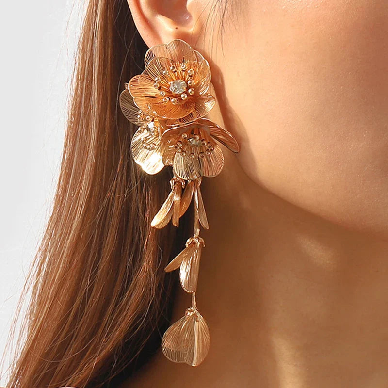 Chic women's necklace with a captivating floral pendant, designed in a luxurious waterfall style using premium zinc alloy for party elegance.