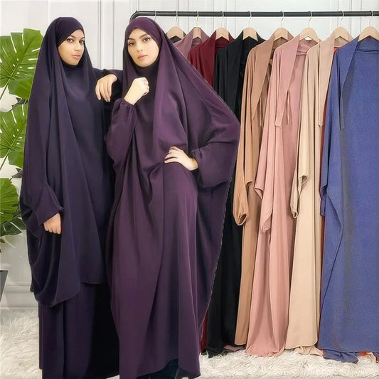 Close-up view of luxurious polyester fabric of the Muslim abaya dress, highlighting the quality and comfort ideal for middle-aged women.