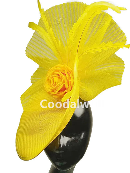 Chic women's fascinator with delicate flower motifs and exquisite feather details, perfect for enhancing any elegant outfit.